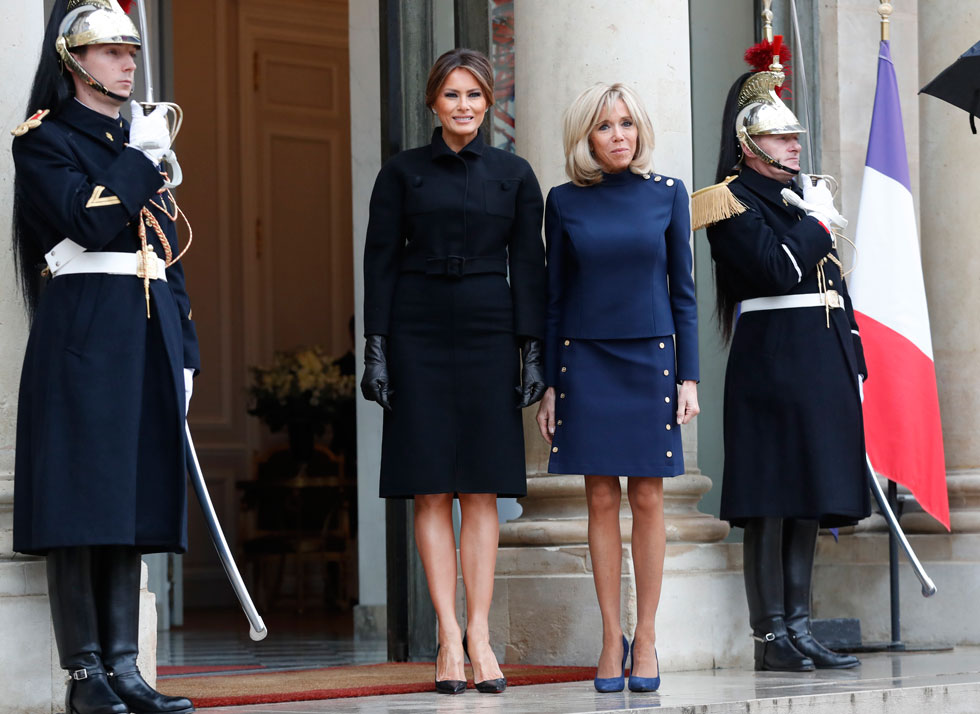 תמיד שומרת על סטייל. מלניה טראמפ בשמלה שחורה של בוטגה ונטה ונעליים של ג'ימי צ'ו (צילום: AP)