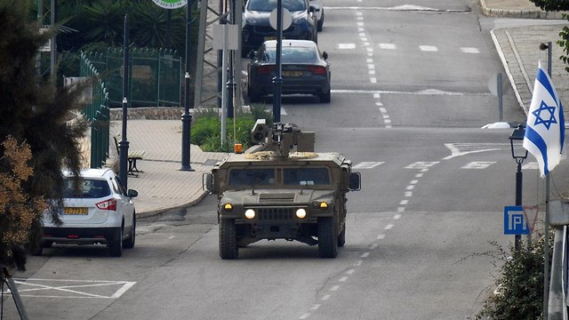 רכב צבאי ברחובות מטולה (צילום: רויטרס)
