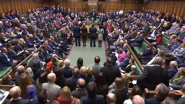 בריטניה ברקזיט תרזה מיי מכה ב פרלמנט (צילום: AFP)