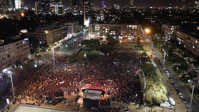Masses at Rabin Square to protest against domestic violence (Photo: Dana Kopel)