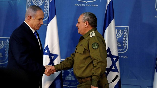 Prime Minister Benjamin Netanyahu (L) and departing Chief of staff Gadi Eisenkot  (Photo: Reuters)