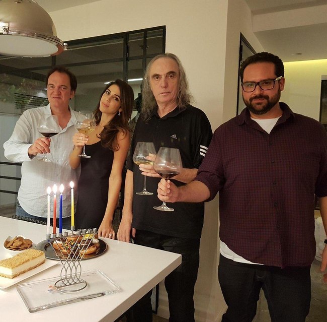 נס חנוכה! צביקה פיק, דניאלה פיק וקוונטין טרנטינו (צילום: אינסטגרם) נס חנוכה! צביקה פיק, דניאלה פיק וקוונטין טרנטינו (צילום: אינסטגרם)