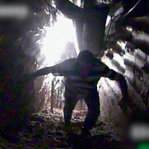 מטפס. פעיל חיזבאללה עושה דרכו אל תוך המנהרה