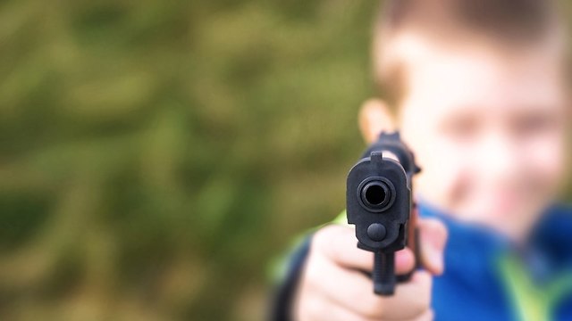 ילד עם אקדח אילוסטרציה (צילום: shutterstock)