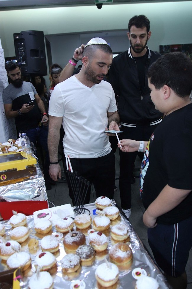 הנרות נמסים ממנו. עומר אדם (צילום: עומר אדם) הנרות נמסים ממנו. עומר אדם (צילום: עומר אדם)