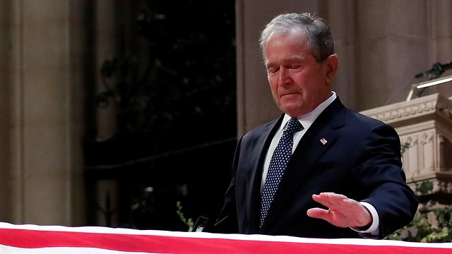 ג'ורג' בוש בוכה בהספד על אביו (צילום: רויטרס)