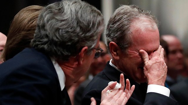 ג'ורג' בוש בוכה בהספד על אביו (צילום: AFP)