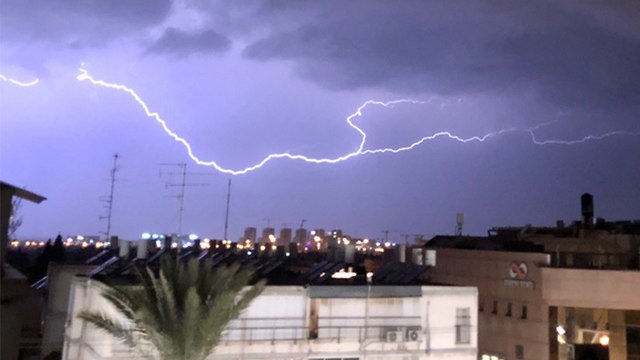 ברקים ברמת השרון (צילום: Zohar Zzaltz)