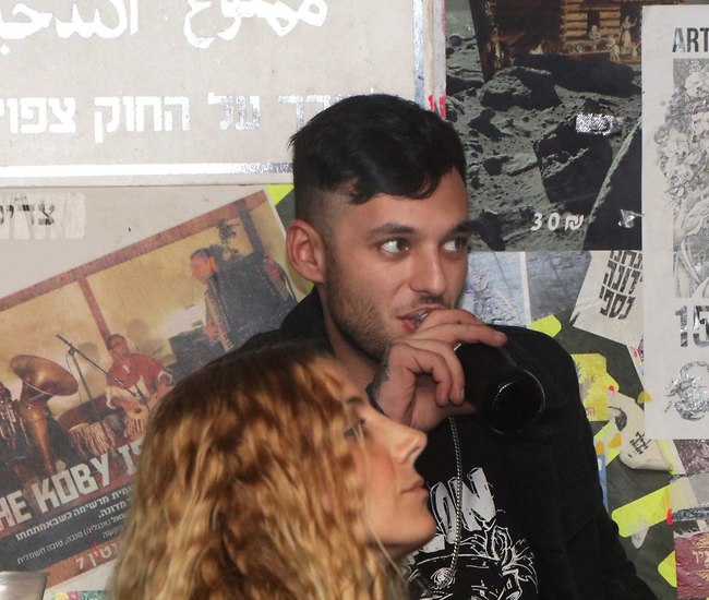 חייב שלוק בשביל להרטיב את הגרון (צילום: אמיר מאירי) חייב שלוק בשביל להרטיב את הגרון (צילום: אמיר מאירי)