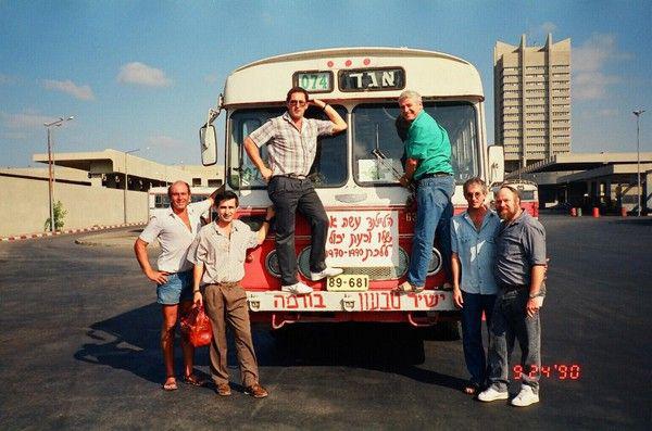 פרידה מאוטובוסי הליילנד טייגר שנמכרו לבורמה ב-1990 (צילום: הארכיון הציוני המרכזי)