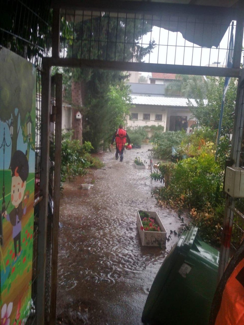 גן ילדים רחובות הצפה הוצף גשם גשום מזג אוויר (צילום: דוברות איחוד הצלה)