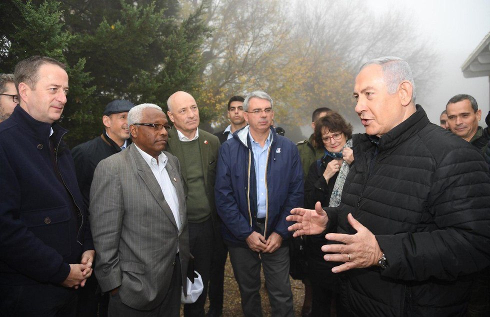 Netanyahu briefing foreign ambassadors (Photo: Haim Tzah/GPO)