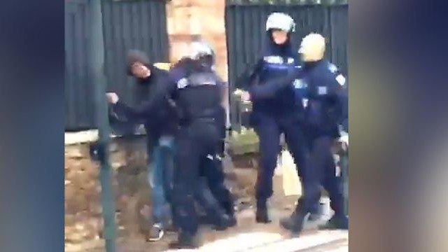 המשטרה בצרפת עוצרת תלמידי תיכון ()