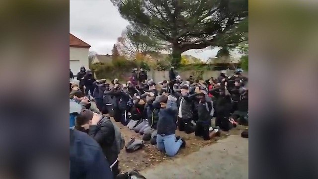 המשטרה בצרפת עוצרת תלמידי תיכון ()