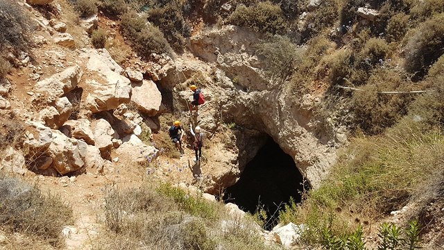 פתח המערה (צילום: אסף קמר)