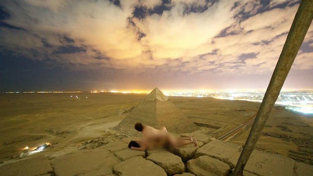 זוג מקיים יחסי מין על פירמידה במצרים ()