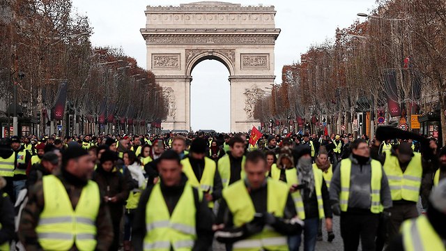 מחאוה בפריז ליד שער הניצחון (צילום: רויטרס)