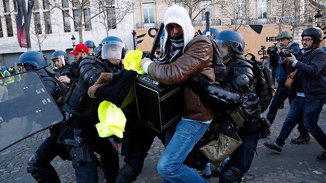 מחאוה בפריז ליד שער הניצחון (צילום: AP)