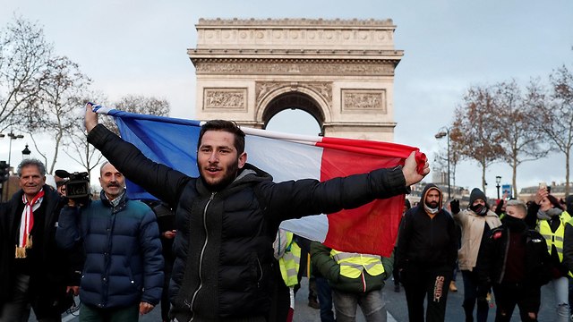 מחאוה בפריז ליד שער הניצחון (צילום: רויטרס)
