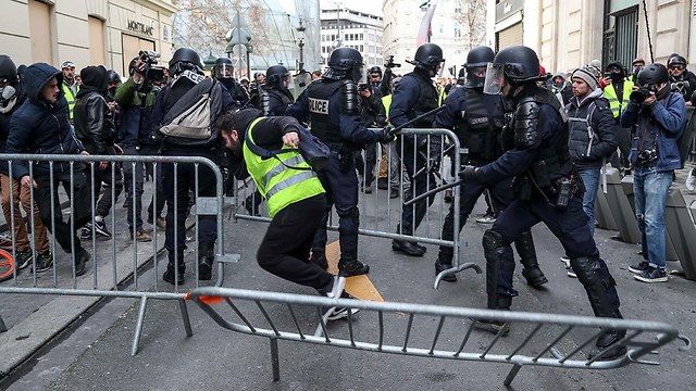 מחאוה בפריז ליד שער הניצחון (צילום: AFP)