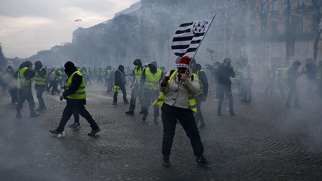 מחאוה בפריז ליד שער הניצחון (צילום: AFP)