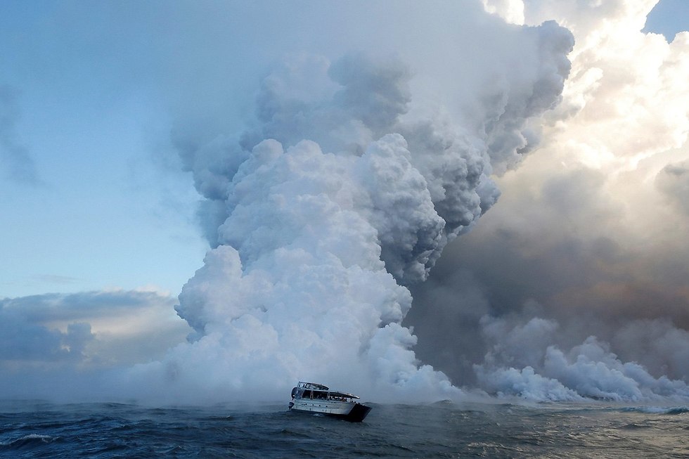 רויטרס תמונות השנה סירת תיירים מביטים לבה התפרצות הר הגעש קילאואה הוואי יוני (צילום: רויטרס)