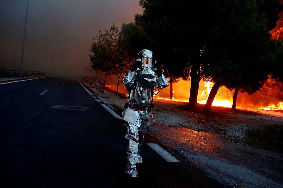 רויטרס תמונות השנה כבאי שריפת ענק רפינה יוון עשרות הרוגים יולי (צילום: רויטרס)