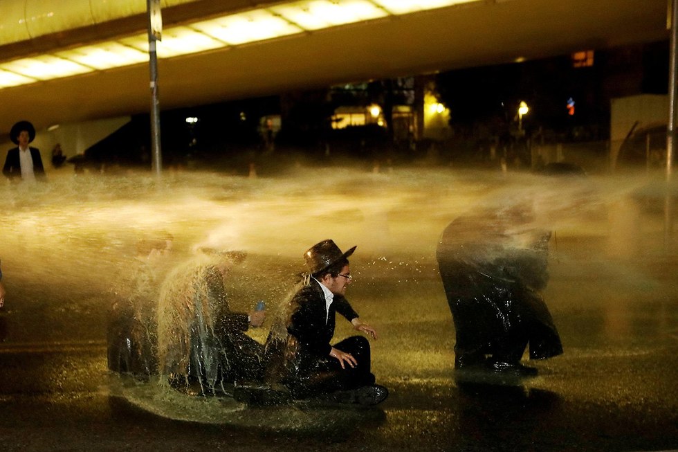 Ultra-Orthodox Jews protest the arrest of IDF draft dodger (Photo: Reuters)