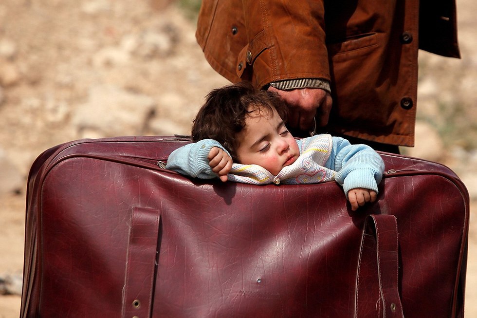 רויטרס תמונות השנה ילד ישן ב מזוודה מזרח רוטה סוריה מרץ (צילום: רויטרס)
