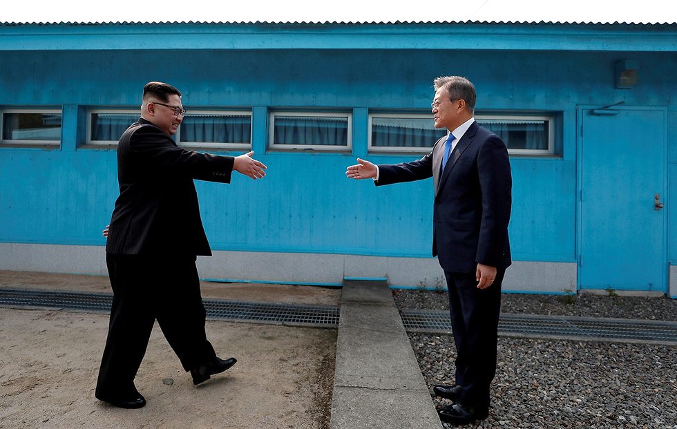 רויטרס תמונות השנה קים ג'ונג און מון ג'אה אין פגישה גבול צפון קוריאה דרום קוריאה אפריל (צילום: רויטרס)