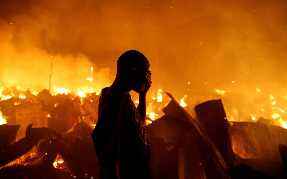 רויטרס תמונות השנה תושב שריפה משכנות עוני ניירובי קניה ינואר (צילום: רויטרס)
