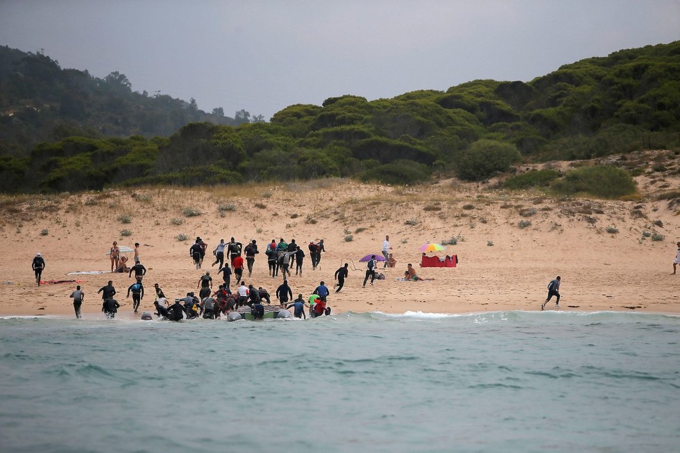 רויטרס תמונות השנה מהגרים מ אפריקה בורחים לעומק ספרד עם הגיעם לחוף יולי (צילום: רויטרס)