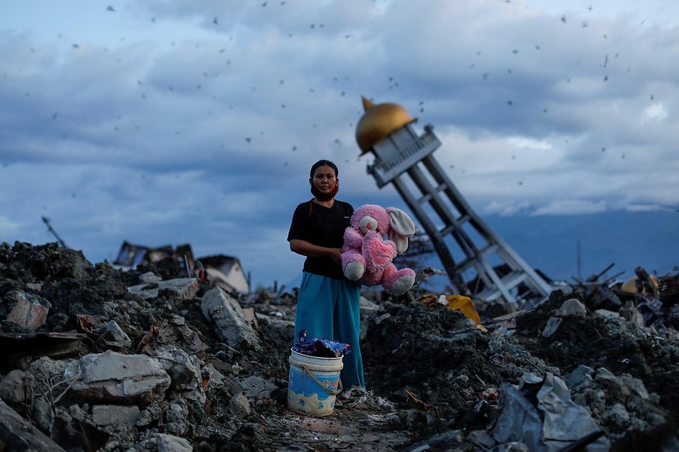 רויטרס תמונות השנה אינדונזיה אישה ש איבדה את שלושת ילדיה רעש האדמה סולווסי מצאה את בובת הארנב אוקטובר (צילום: רויטרס)
