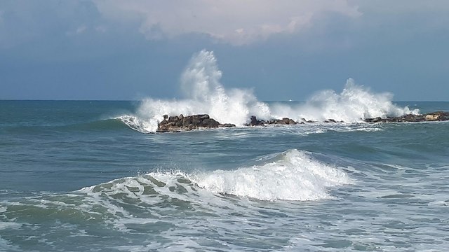 מזג אוויר ים סוער רוח רוחות נהריה (צילום: רונית מור)