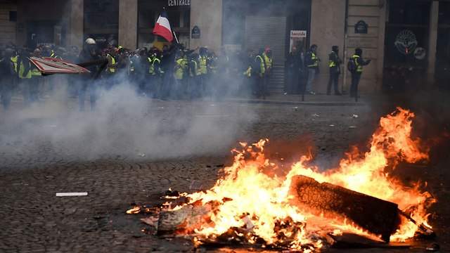 צרפת מהומות פריז יוקר המחיה (צילום:  AFP)
