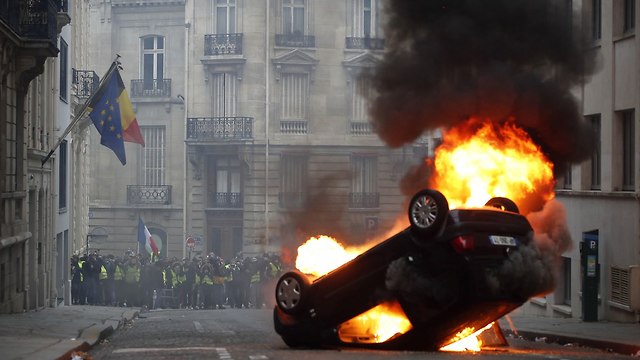 צרפת מהומות פריז יוקר המחיה (צילום:  EPA)