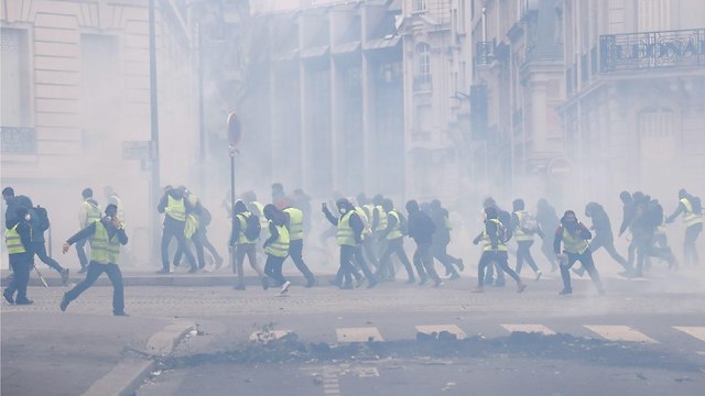 צרפת מהומות פריז יוקר המחיה (צילום: AFP)