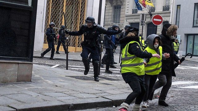 צרפת מהומות פריז יוקר המחיה (צילום: EPA)