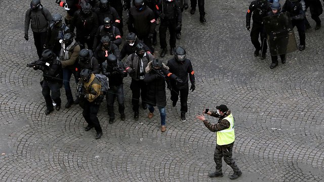 צרפת מהומות פריז יוקר המחיה (צילום: רויטרס)