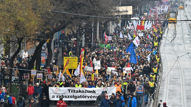 הונגריה מחאה חוק העבדים  (צילום: EPA)