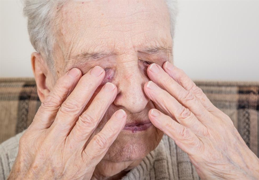 אישה עיוורת שמה ידיים על העיניים (צילום: shutterstock)