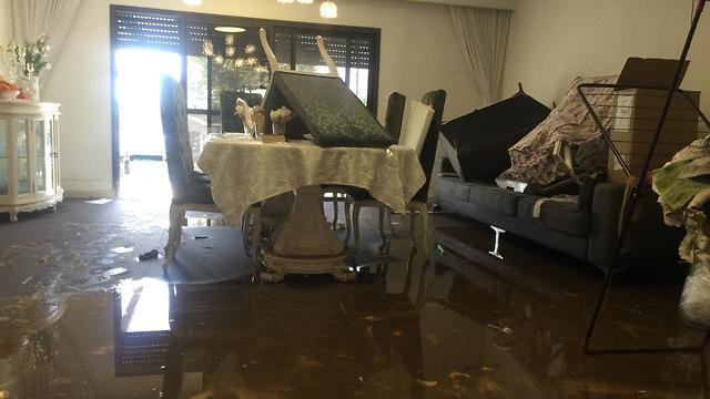 Затопленная квартира в мошаве Ахиэзер. Фото: Рои Рубинштейн