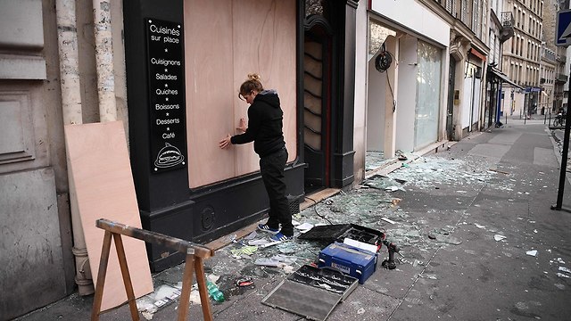 פריז הרס צרפת אחרי ה הפגנות מהומות עימותים מחאה נגד עמנואל מקרון יוקר המחיה (צילום: AFP)