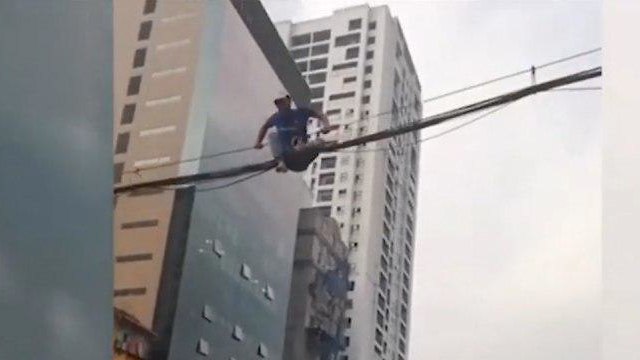 גבר ב וייטנאם הולך על חוטי חשמל ()