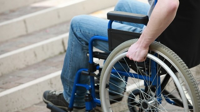 גבר מרותק לכיסא גלגלים ליד מדרגות (צילום: shutterstock)