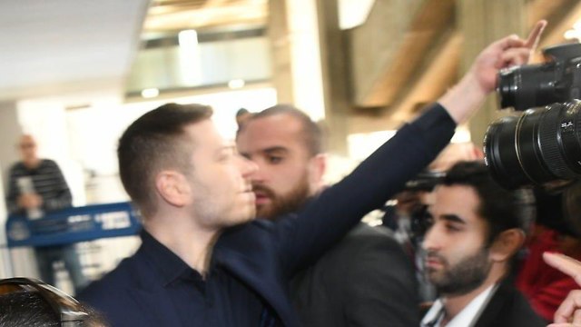 Yair Netanyahu giving protesters the finger outside the courtroom (Photo: Yair Sagi)