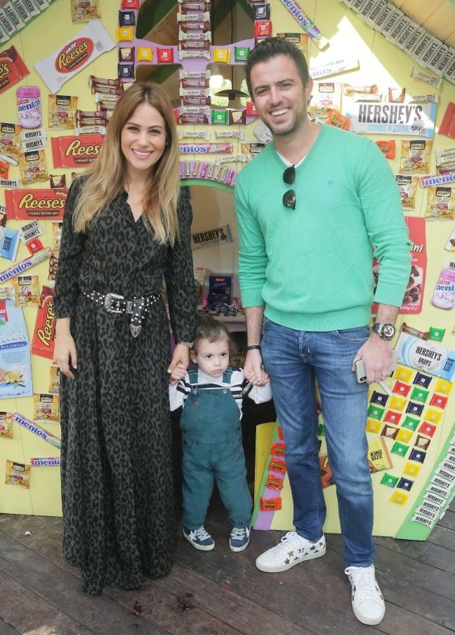חיים באגדה. מור סילבר משיקה עם הבעל ואדים צ'בוטר והבן שון (צילום: שוקה כהן) חיים באגדה. מור סילבר משיקה עם הבעל ואדים צ'בוטר והבן שון (צילום: שוקה כהן)