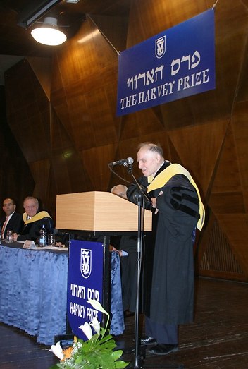 ד"ר ארתור אשקין בטקס שנערך לפני כמה שנים בטכניון (צילום: דוברות הטכניון)