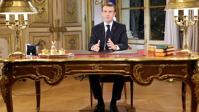 נשיא צרפת עמנואל מקרון בהצהרה תקשורתית ראשונה מאז מחאת הוסטים הצהובים על יוקר המחיה בצרפת (צילום: AFP)
