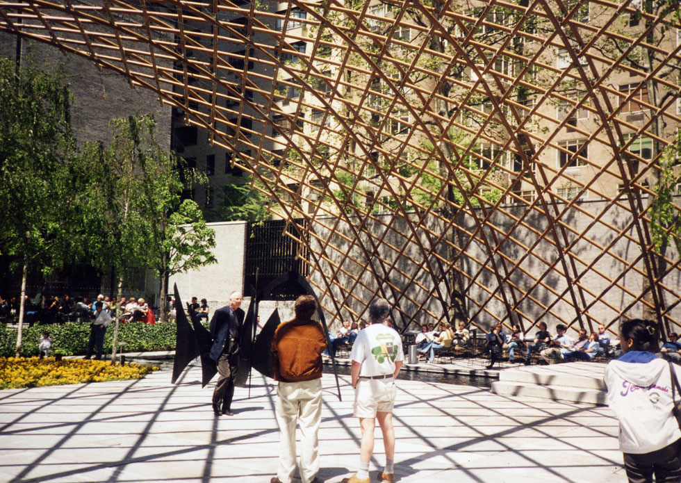 פרויקט הבכורה האדריכל של באן ומאלץ, לרגל פרוץ המילניום הנוכחי, היה קשת מגלגלי קרטון שהוצבה בחצר מוזיאון MoMa בניו יורק. הקרטון והעץ, עד היום, הם סימני היכר של המשרד (צילום: Mr. Ban)